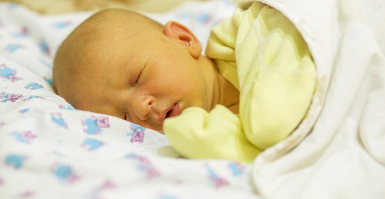 Почему бывают желтые белки глаз у новорожденных