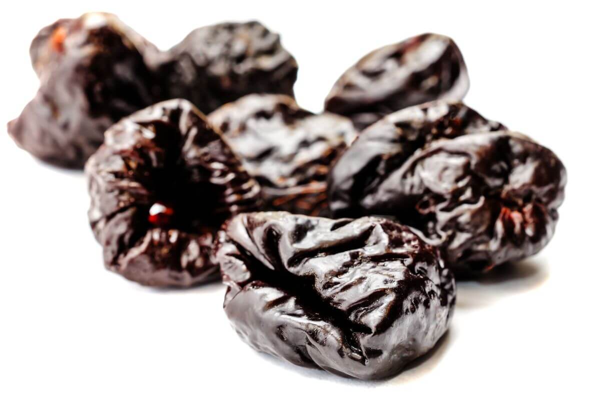 Роль чернослива в питании ребенка и как правильно его ввести в первый прикорм