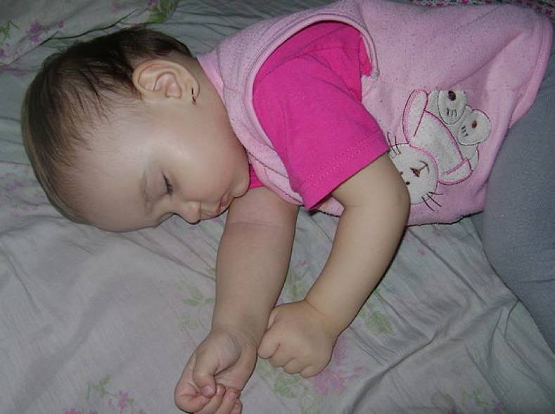 Почему ребенок потеет во время сна