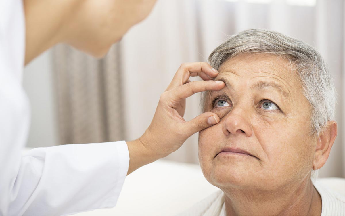 Почему у новорожденного один глаз открывается больше другого