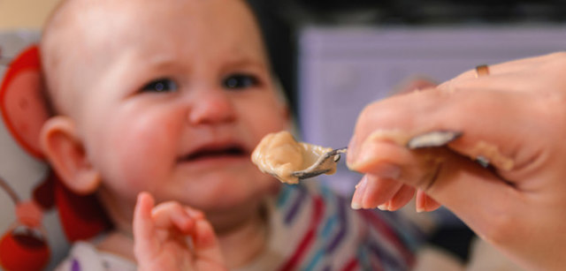 Вкусно и вредно: какие продукты нельзя есть детям и как приучить их питаться правильно?