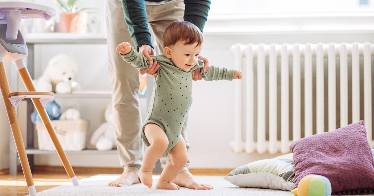 Как помочь малышу научиться ходить: советы педиатра