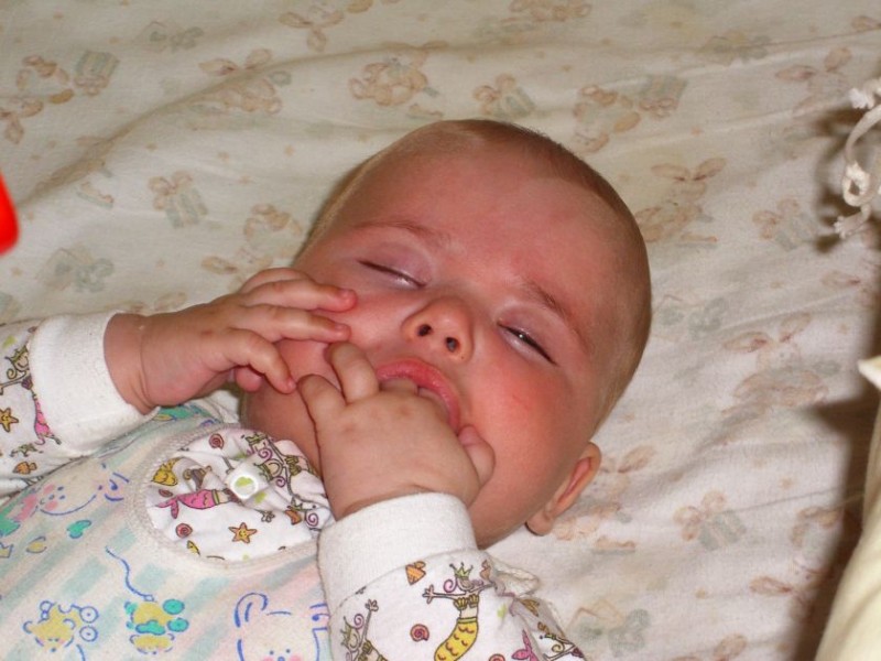 Почему новорожденный ребенок беспокойно спит ночью