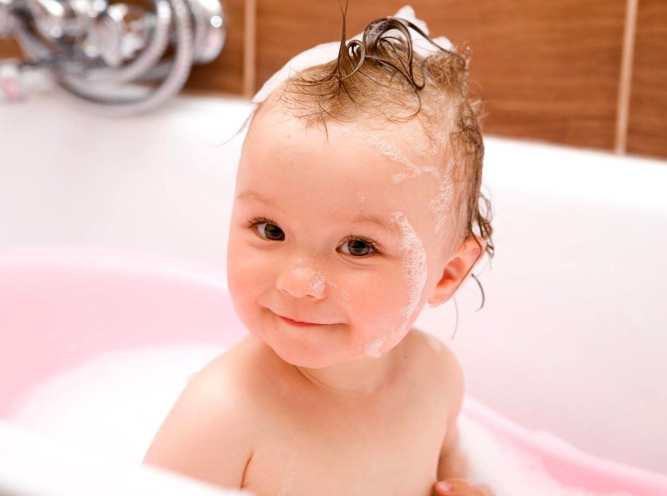 Почему ребенок боится мыть голову и что делать?