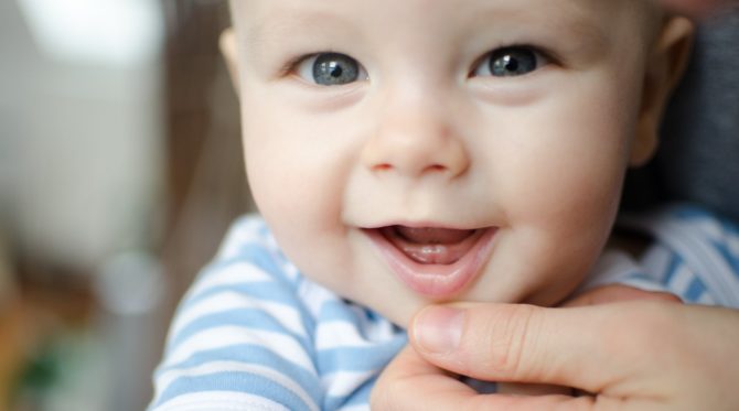Как растут верхние зубы у младенцев — очередность