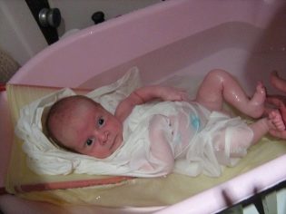 В какой воде купать новорожденного ребенка – нужно ли кипятить воду и добавлять марганцовку?