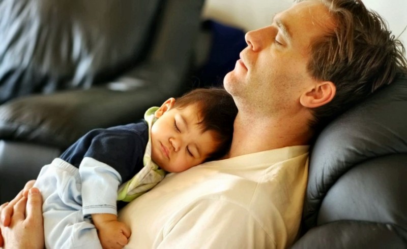 Как можно отучить ребенка засыпать с грудью во рту?