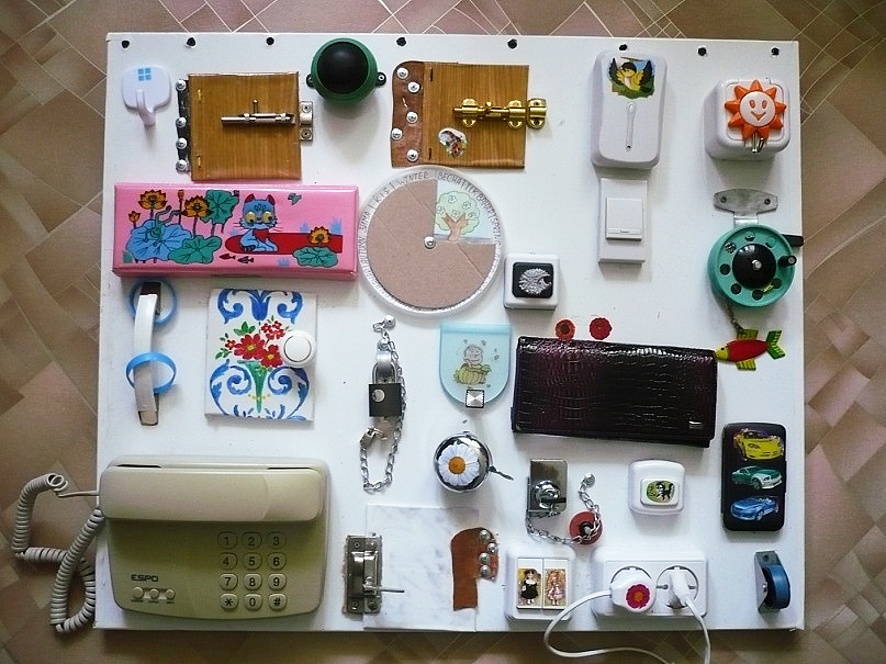 Бизиборд – развивающая доска с замочками и кнопочками для малышей своими руками