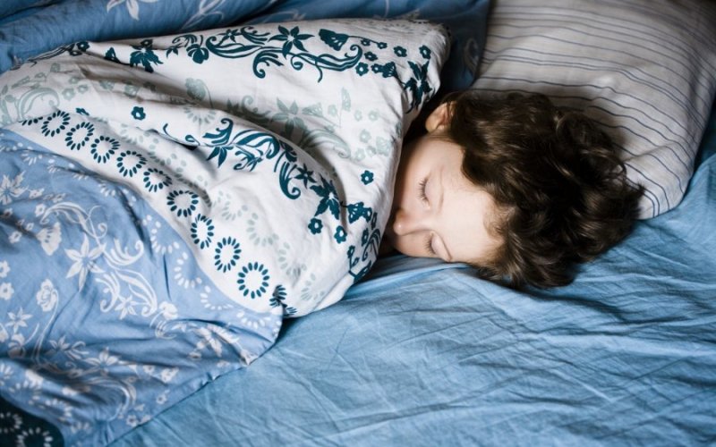 Почему ребенок долго спит днем и ночью — причины