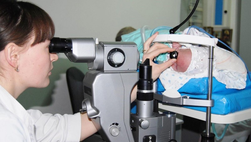 У ребенка болят глаза — возможные причины, чем можно помочь малышу