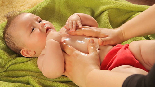 Масло для новорожденных — каким смазывать складочки