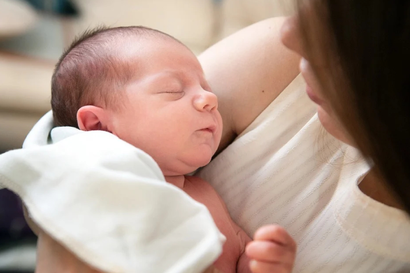 Почему ребенок срыгивает после кормления грудным молоком