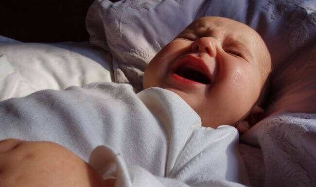 Почему ребенок плачет перед сном — причины