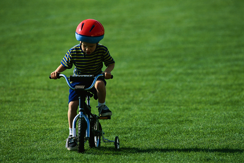 Как научить ребенка ездить на велосипеде (трехколесном и двухколесном) – советы и рекомендации