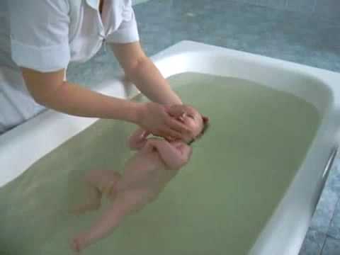 Учим грудничка плавать и нырять: как и когда начинать занятия с новорожденными дома в ванне. Много видео инструкций