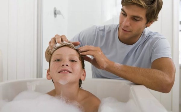 Как и чем мыть голову ребенку: 8 простых, но важных советов родителям