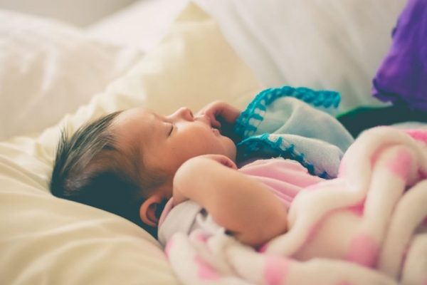 Ребенок спит только на руках — что делать