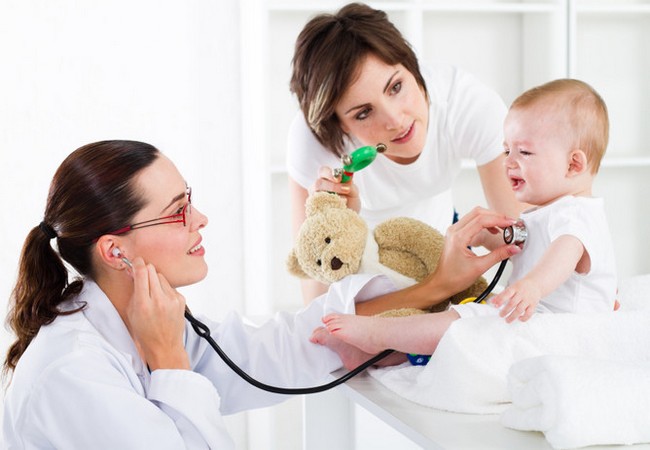 Ребёнок боится врачей: как помочь малышу?
