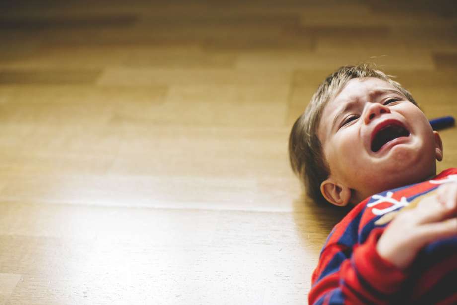 Истерика у ребенка в 2 года. что делать и как реагировать на детские истерики