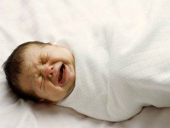 Почему новорожденный ребенок спит по 30 минут днем