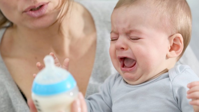 Почему ребенок срыгивает после кормления грудным молоком