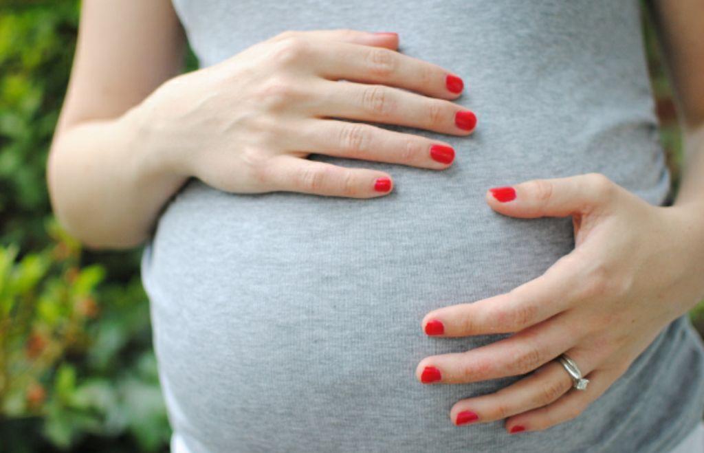 Можно ли при беременности делать гель-лак на ногти: разрешен ли маникюр на ранних и поздних сроках?