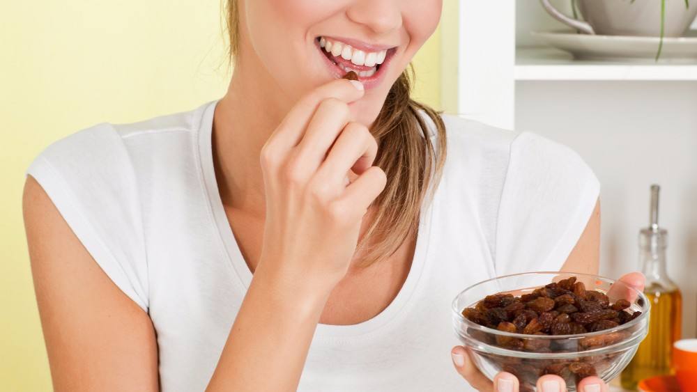 Можно ли кормящей маме изюм?