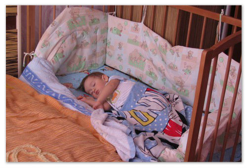 Ребенку год: учить ли спать отдельно?