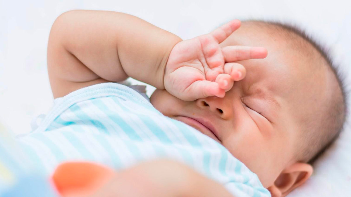 Как достать ресницу из глаза грудничка — возможные способы