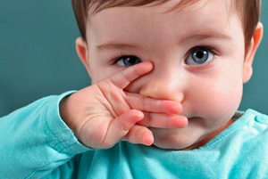 Белые сопли у ребенка до года — что значит мутная слизь в носу
