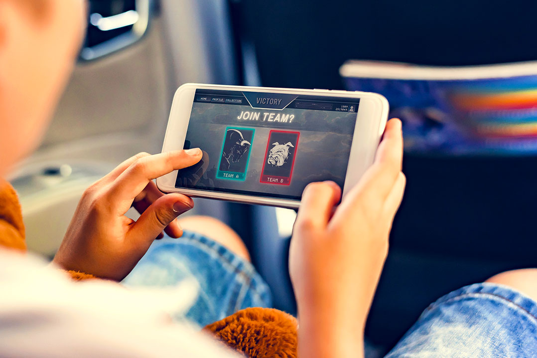 Как развлечь ребенка в самолете: 20 идей