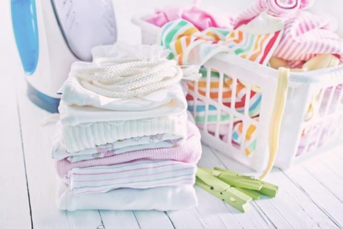 Как ухаживать за детской одеждой (стирка, сушка, глажка, хранение): советы и рекомендации