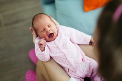 Почему новорожденный ребенок кряхтит и тужится?