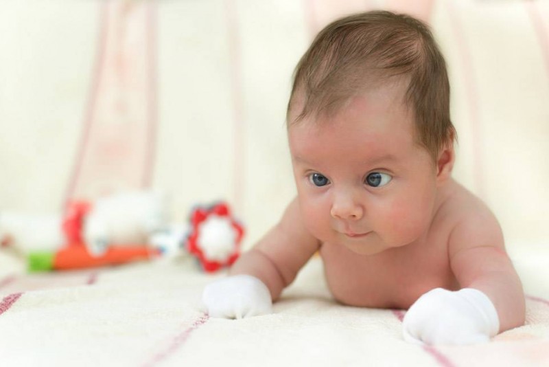 Когда у новорожденного открываются глазки, почему они мутные