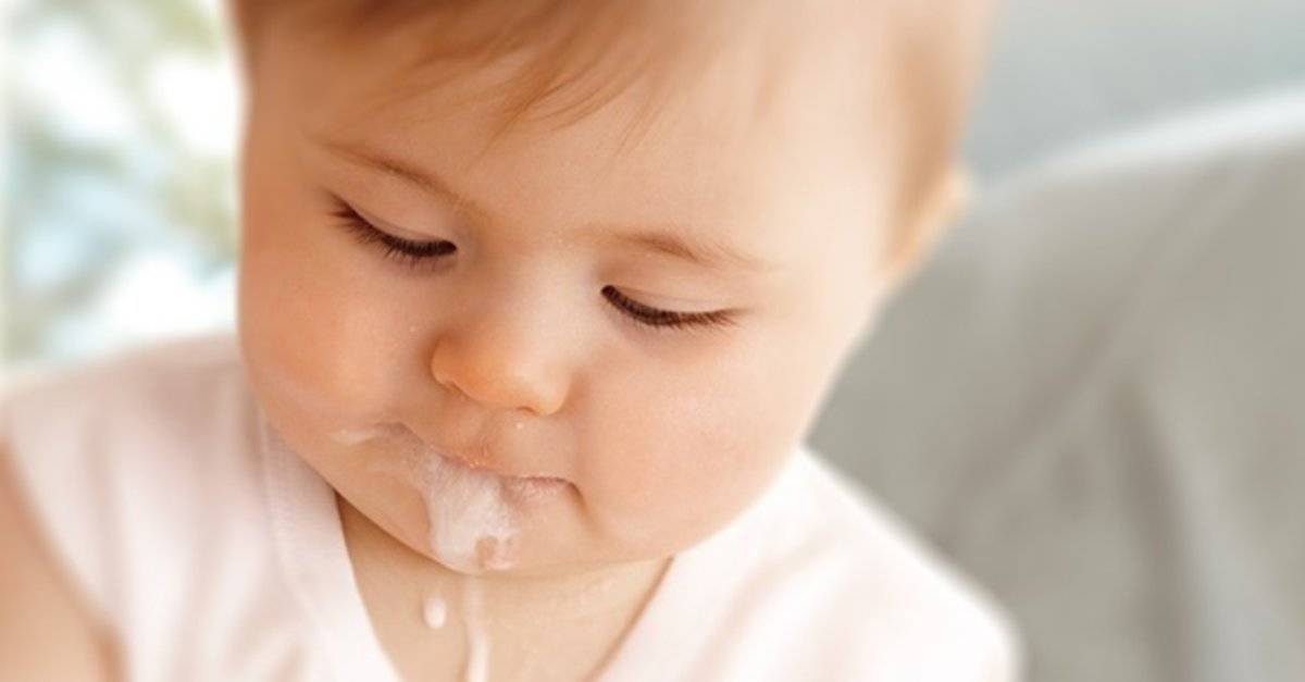 Почему ребенок срыгивает после кормления | каковы причины частого срыгивания у грудных малышей | микролакс®