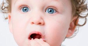 Шишка на десне у ребенка — возможные причины появления