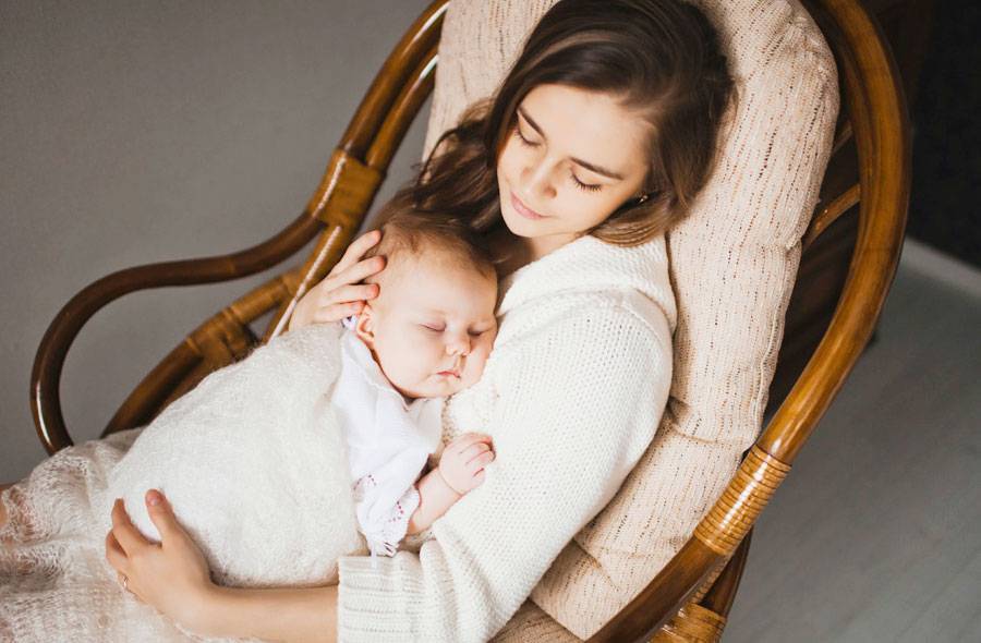 Как укачивать ребенка на фитболе — популярные способы