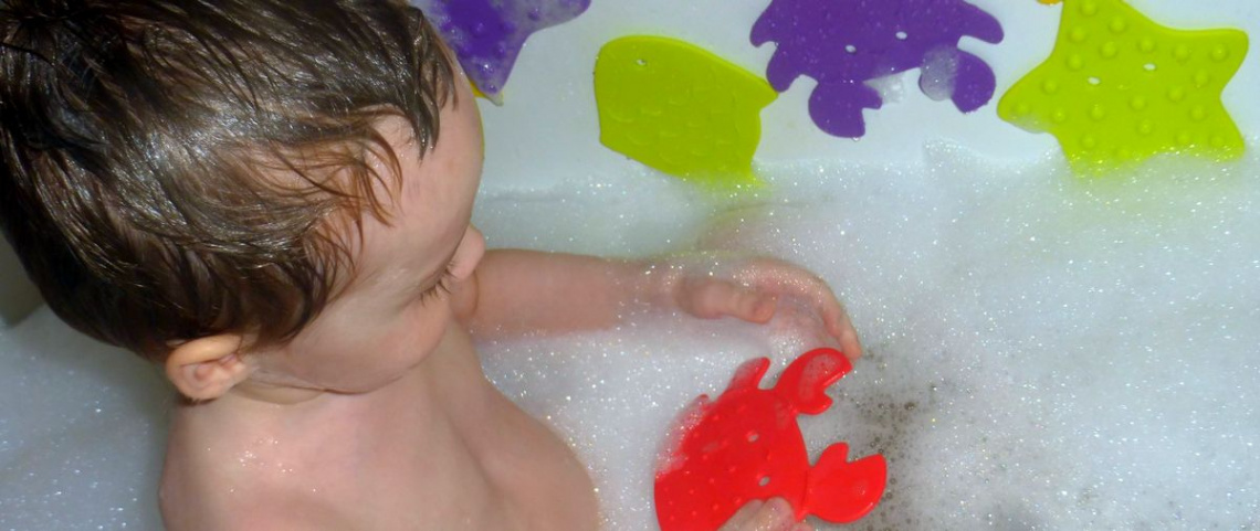 Грудной ребенок боится купаться в ванночке, водоемах: что с этим делать?