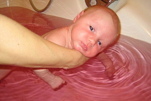 В какой воде купать новорожденного ребенка – нужно ли кипятить воду и добавлять марганцовку?