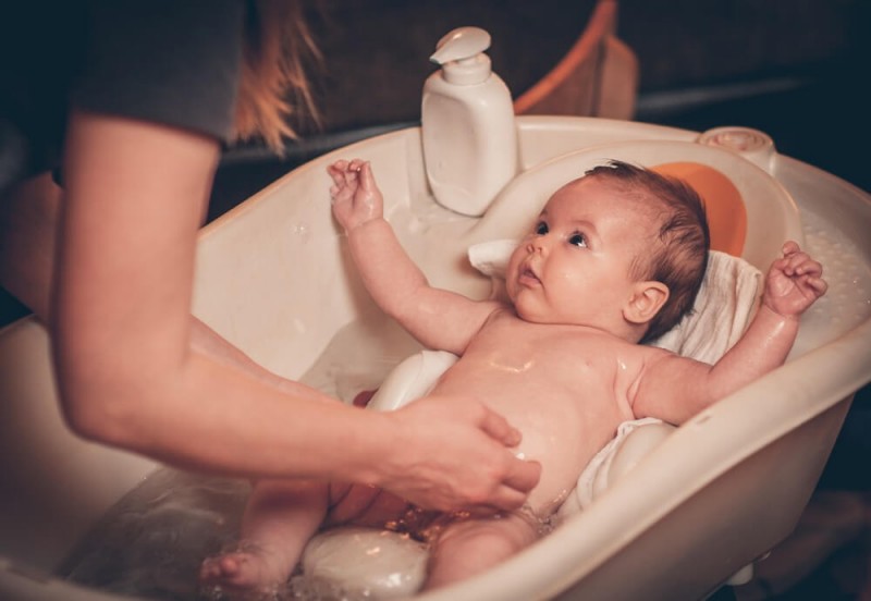 Как одной купать новорожденного дома