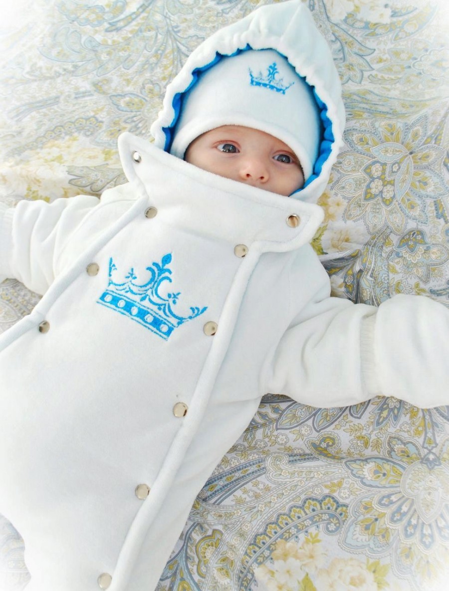 Гуляем с пользой: как правильно одеть младенца на прогулку в разное время года