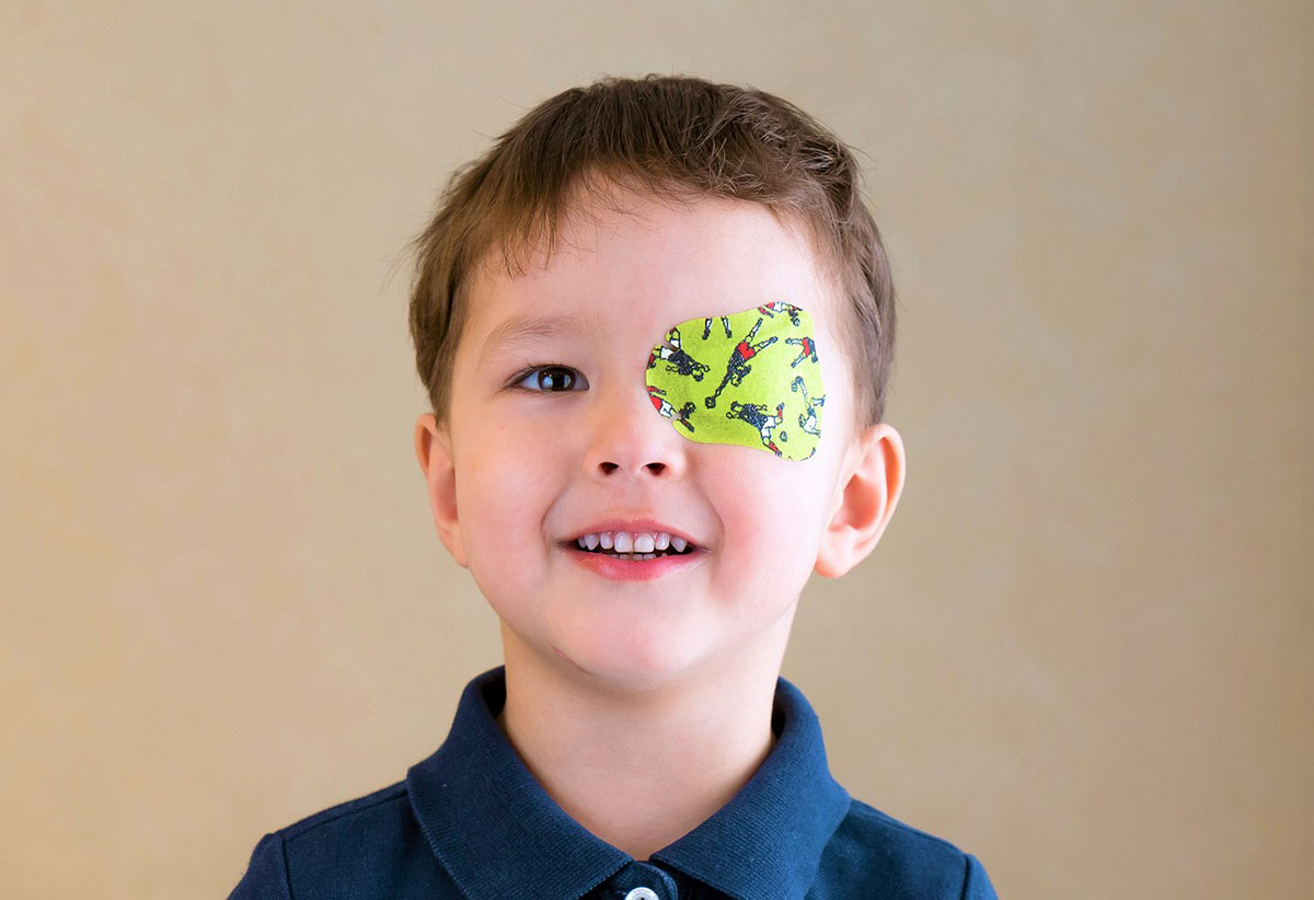 Когда у новорожденного открываются глазки, почему они мутные