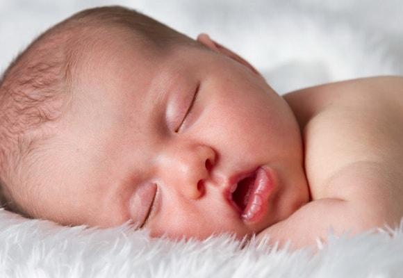 Грудничок храпит во сне — причины и что делать родителям
