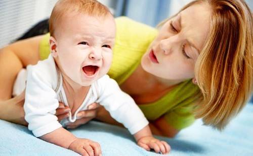 Новорожденный тужится и кряхтит — почему