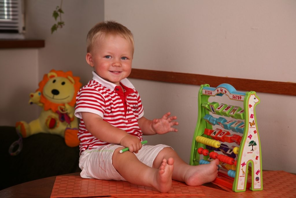 Домашние дела, которые можно доверить двухлетнему ребенку