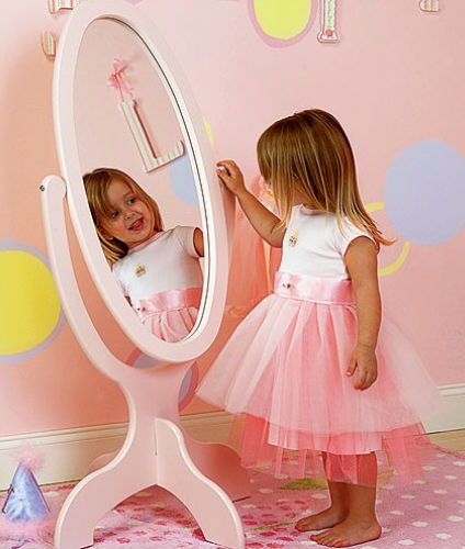 Нужно ли зеркало в детской комнате