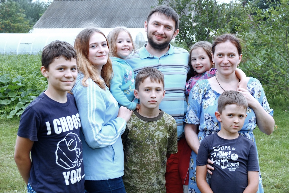 Один день из жизни многодетной мамы: откровенно про семью из 10 человек