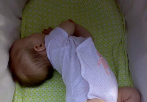 Новорожденный ребенок выгибается и запрокидывает голову во сне