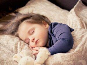 Мамин опыт: 5 простых способов уложить ребёнка спать днем без слёз и капризов