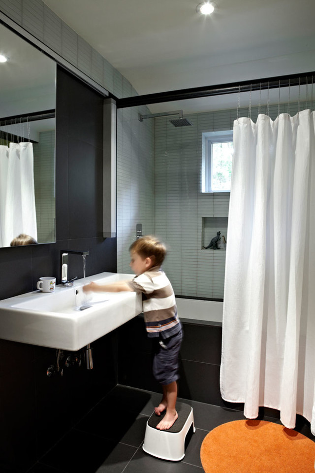 Как обезопасить ванную комнату для ребенка: 5 простых советов